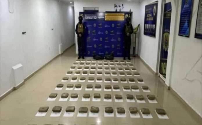 Funcionarios de la PNB custodiando panelas de marihuana incautadas en la costa