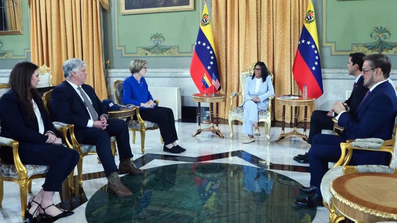 Ejecutivo se reúne con delegación del Senado de EE. UU. en Caracas