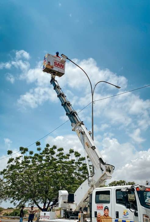 Cuadrillas instalando luminarias LED en el Corredor Vial Perijá, municipio San Francisco, Zulia