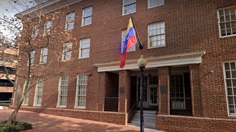 Fachada de la Embajada de Venezuela en Washington D.C. durante inspección técnica
