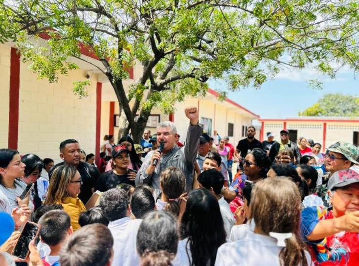 Gobernador Luis Caldera entregando mobiliario escolar en la escuela Doña Menca de Leoni