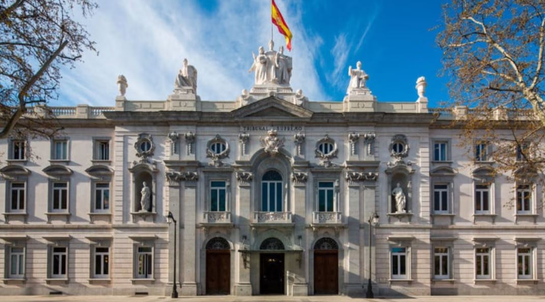 Tribunal Supremo de España establece que besar la mano sin consentimiento es agresión sexual