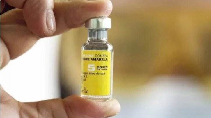 Jornada de vacunación contra la fiebre amarilla en un centro de salud venezolano