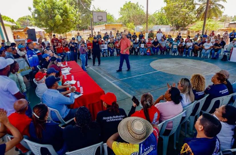 Gobernador Luis Caldera en asamblea con voceros de comunas en Maracaibo, Zulia