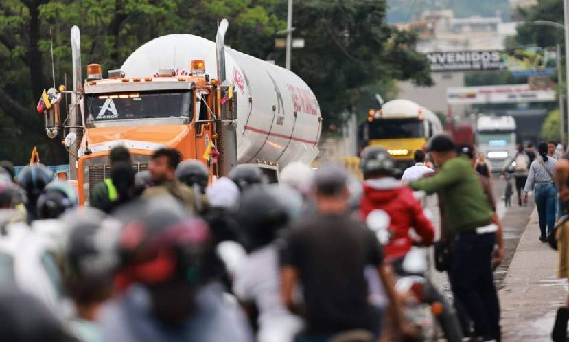 Camiones cisterna de PDVSA cruzando el Puente Internacional Simón Bolívar hacia Colombia