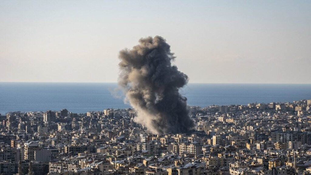 Humo sobre los suburbios del sur de Beirut tras bombardeos israelíes en 2026