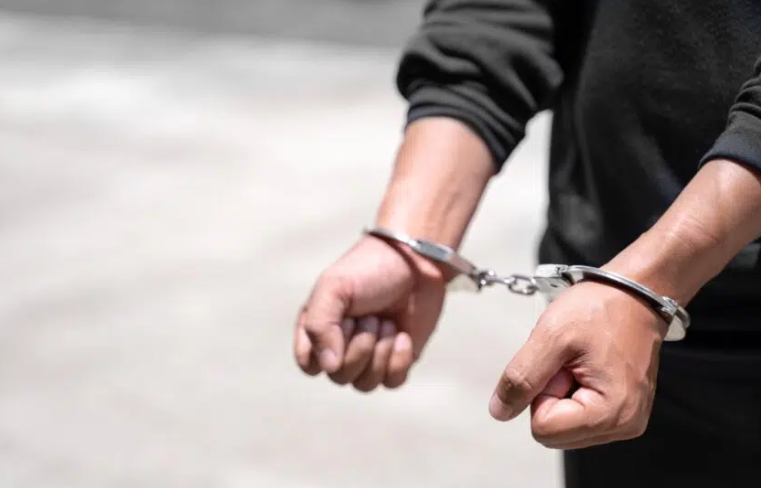 Oficiales del Cpbez custodian a detenido alias El Deivis tras robo frustrado en el sector El Hoyito, parroquia Francisco Eugenio Bustamante, Maracaibo.