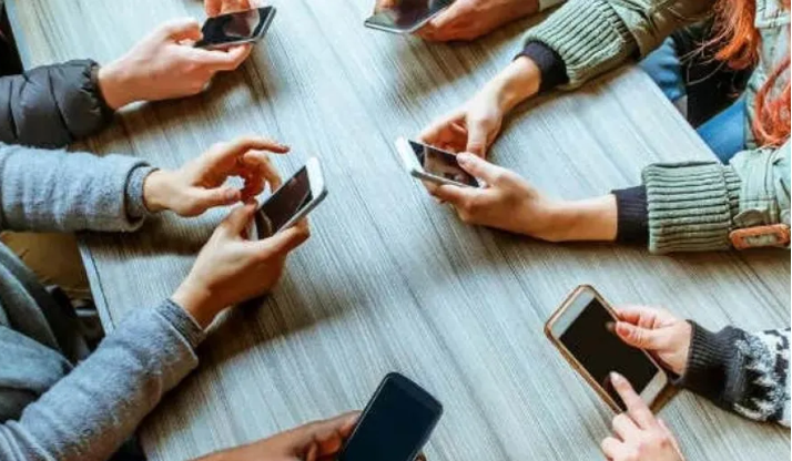 Las pantallas del celular obsesionan a los adolescentes