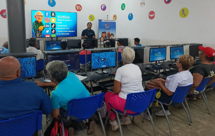 Adultos mayores se alfabetizan en el área digital