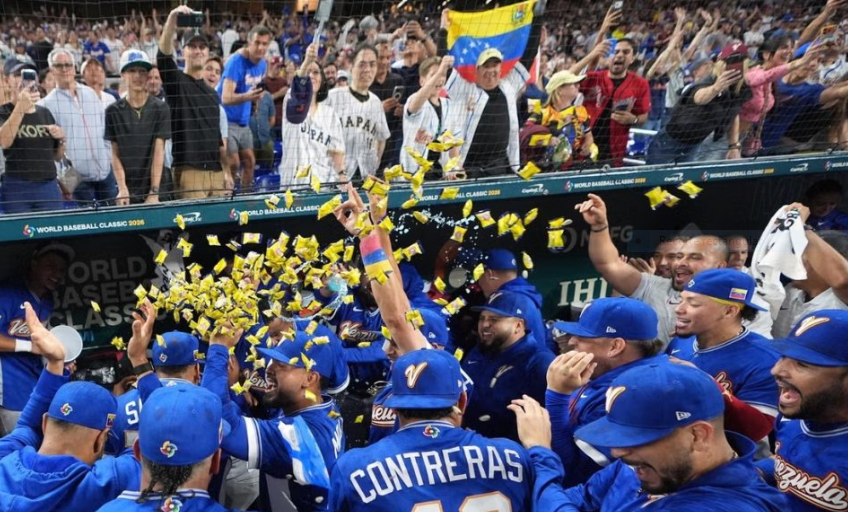 El equipo de Venezuela celebra su triunfo ante Japón