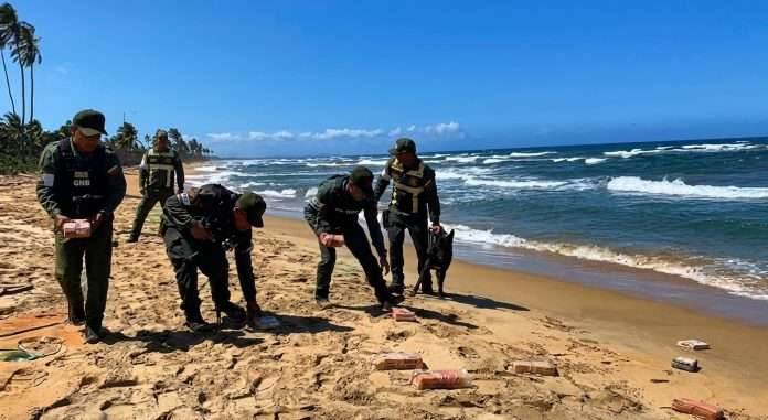 Incautación de panelas de cocaína por la GNB en playa de Morón, estado Carabobo
