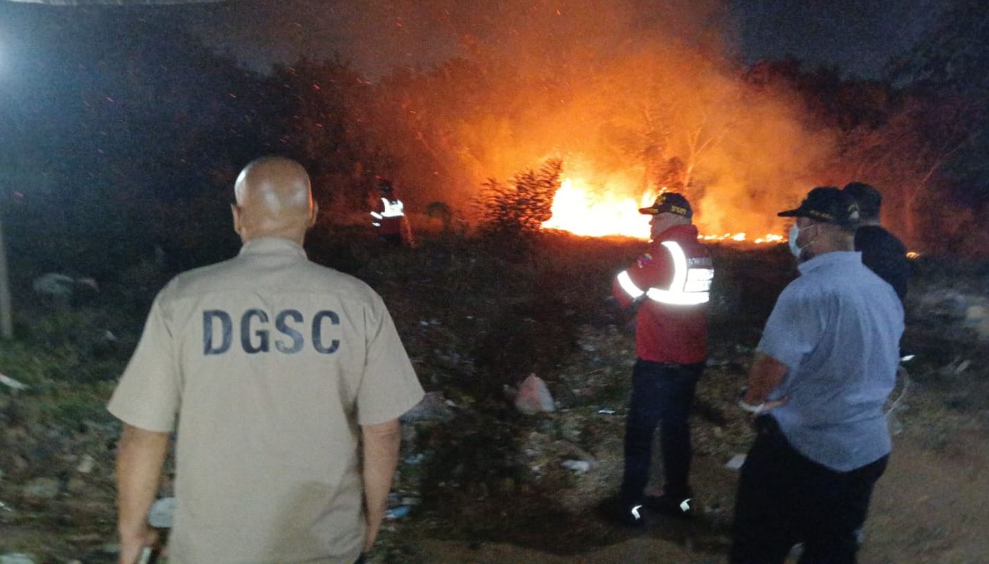 Bomberos de Maracaibo sofocaron incendio de maleza en Grano de Oro