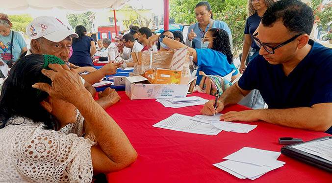 Médicos del Sahum atendiendo pacientes en jornada integral en la Plaza 18 de Octubre de Maracaibo