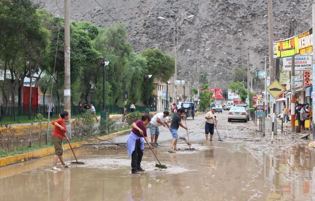 Intensas lluvias llevan a Perú a decretar emergencia en gran parte del país