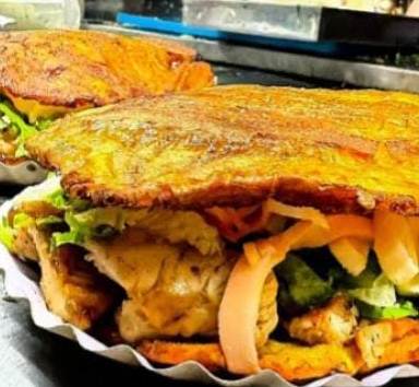 Emprendedores marabinos preparando el tradicional patacón zuliano para el concurso de Fomutur