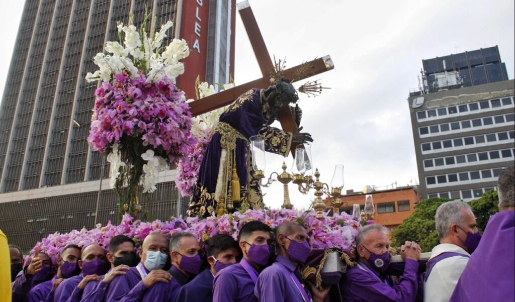 Semana Santa: ¿Por qué el morado domina los templos y procesiones?