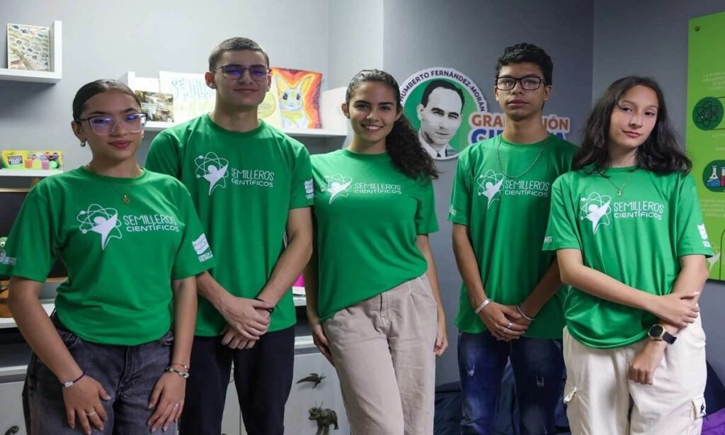 Estudiantes venezolanos participando en el Programa Semilleros Científicos del MinCyT