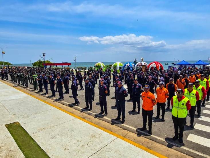 Gobernador Luis Caldera y cuerpos de seguridad en el inicio del operativo Semana Santa en la Vereda del Lago