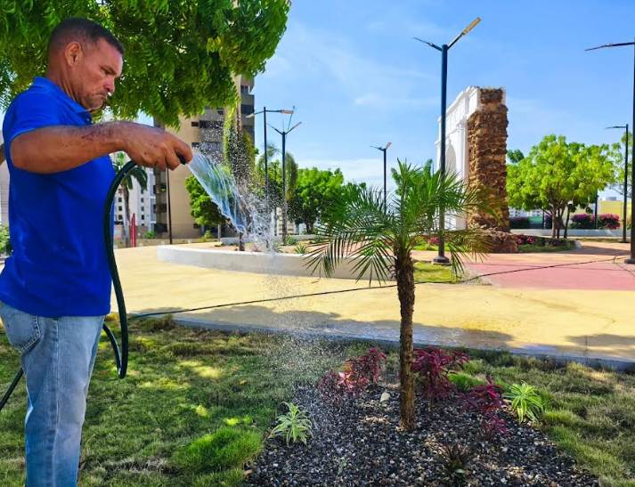 Obreros de SEDEPAR realizando limpieza y riego en plazas públicas de Maracaibo, Zulia