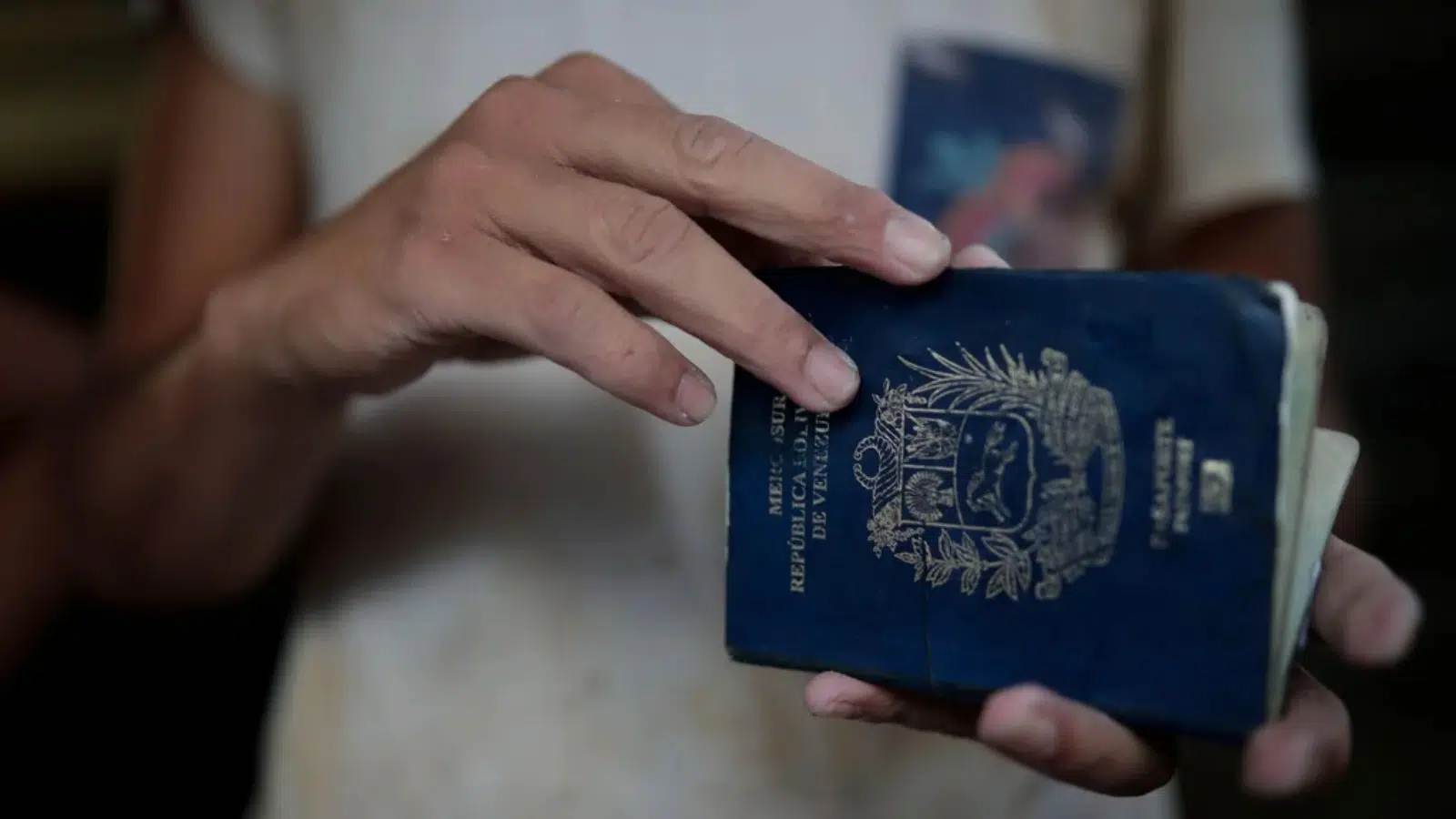 Retiro del pasaporte de la oficina Simón Bolívar del Saime en la avenida Baralt, Caracas