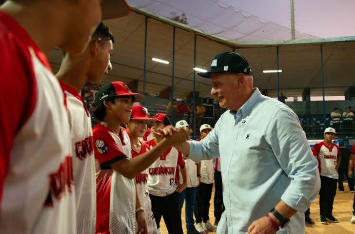 Entrega de reconocimientos a niños de la Pequeña Liga de Béisbol Coquivacoa en Maracaibo