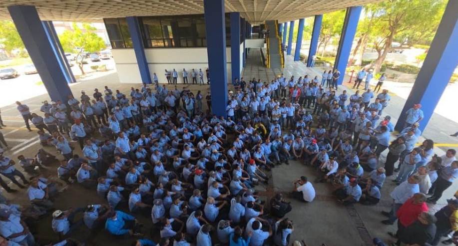 Ministro Jorge Márquez junto a trabajadores de CORPOELEC en Planta Centro, Carabobo