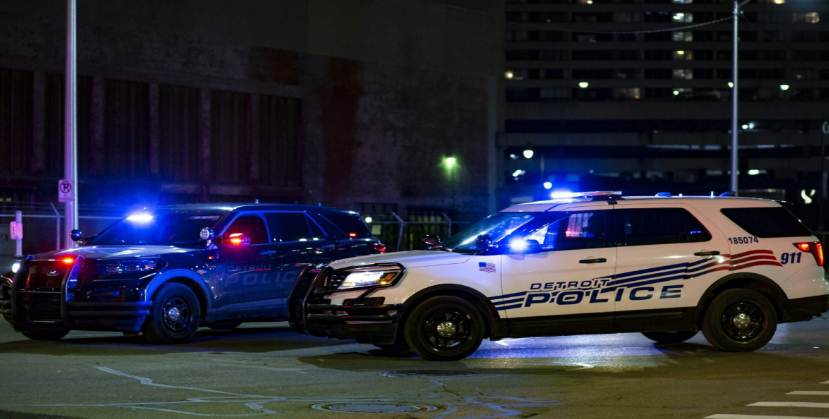 Patrullas policiales y acordonamiento frente al Temple Israel en West Bloomfield, Michigan