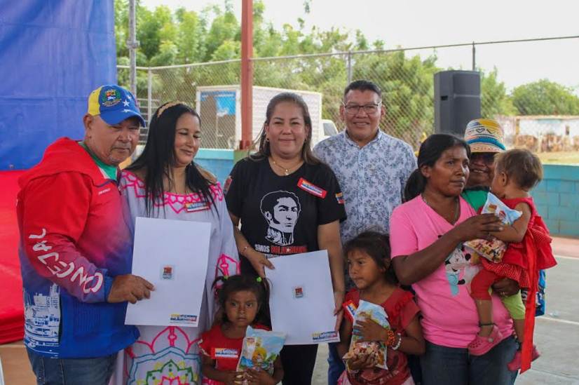 Entrega de actas de nacimiento a niños indígenas en la Base de Misiones Santa Inés, Maracaibo