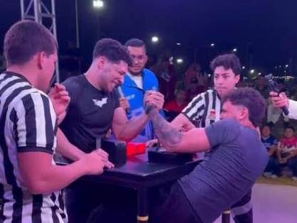 Competidores de Lucha de Brazos en Maracaibo disputando la final en el Parque Ana María Campos