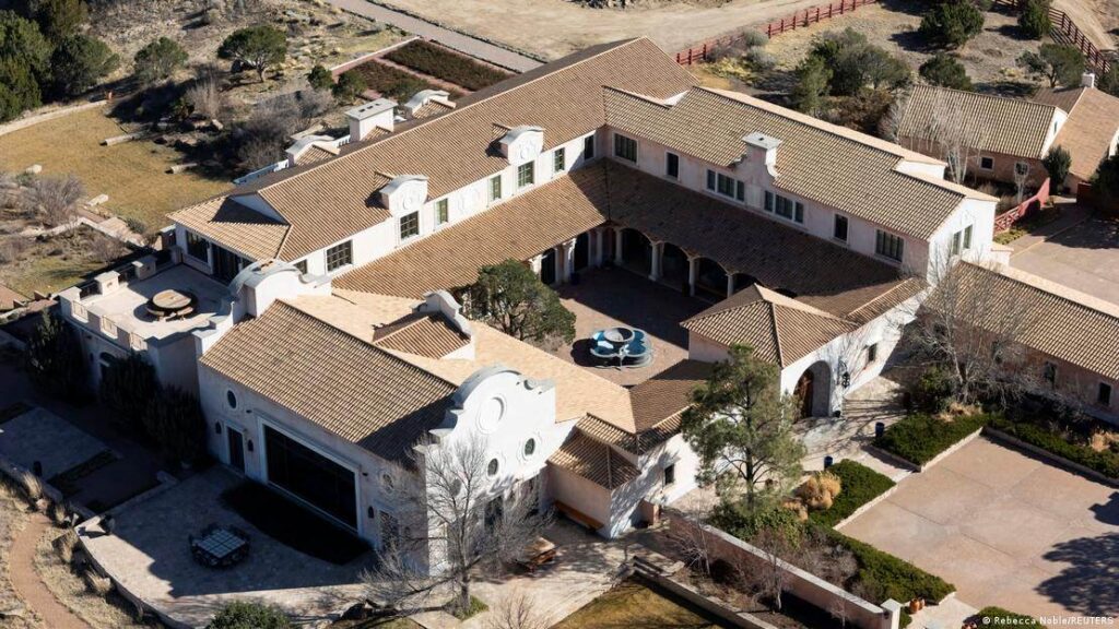 Fachada del Rancho Zorro, antigua propiedad de Jeffrey Epstein en Nuevo México, bajo custodia policial