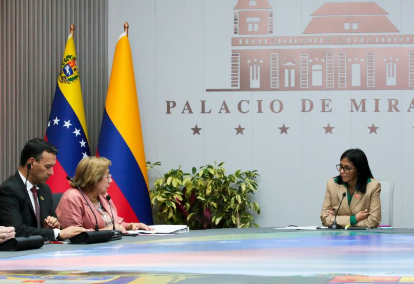 Presidenta (e) Delcy Rodríguez se reunió con diplomáticos de Colombia