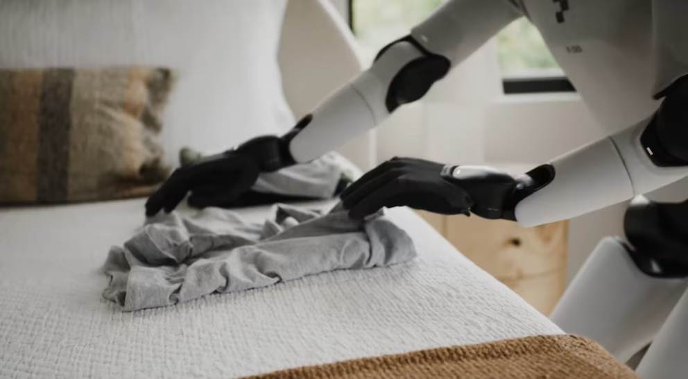 Robot humanoide Figura 03 ordenando una sala de estar y limpiando una mesa