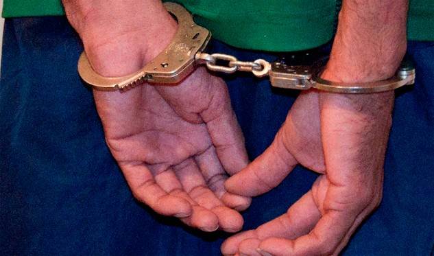 Comisión de Polimaracaibo con arma incautada tras operativo en Tierra Negra