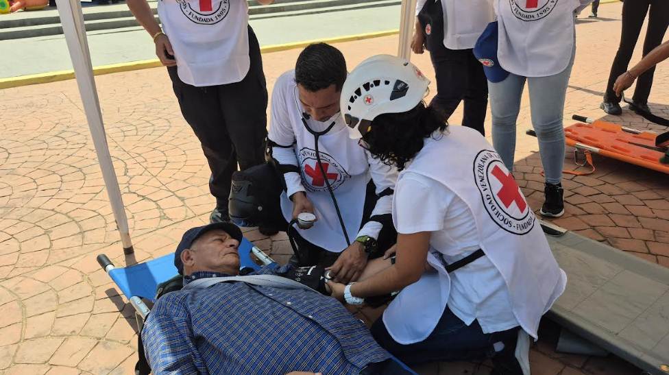 Funcionarios de Protección Civil y ciudadanos de Maracaibo participando en el simulacro de tsunami Caribe Wave 2026 en la avenida El Milagro