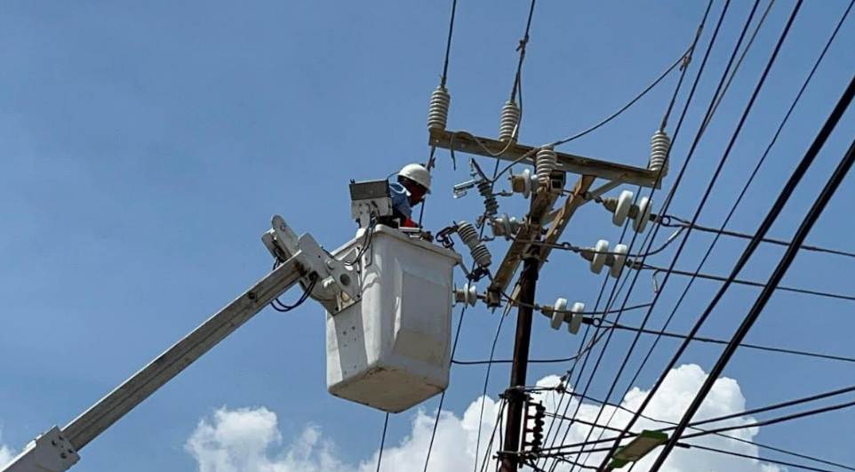 Cuadrillas de Corpoelec realizando mantenimiento en líneas de alta tensión en el municipio Miranda, Zulia