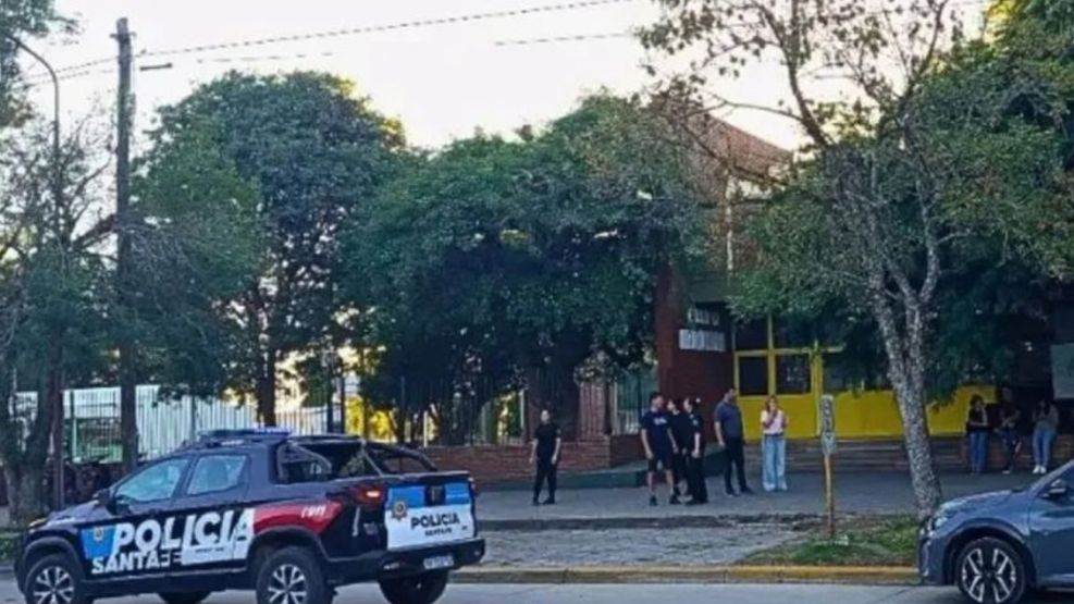 Fachada de la Escuela Normal Mariano Moreno en San Cristóbal, Argentina, tras el tiroteo