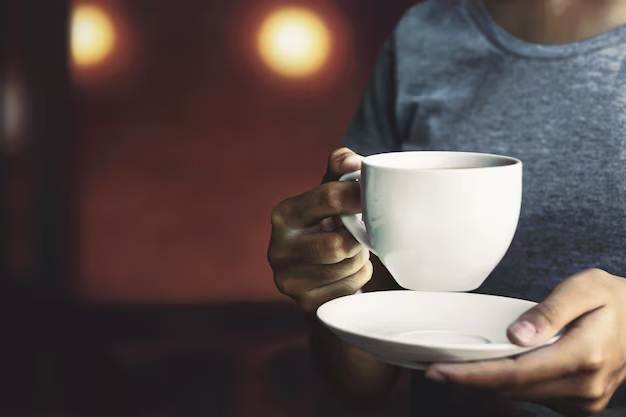Una taza de café humeante destacando sus propiedades antioxidantes para la salud