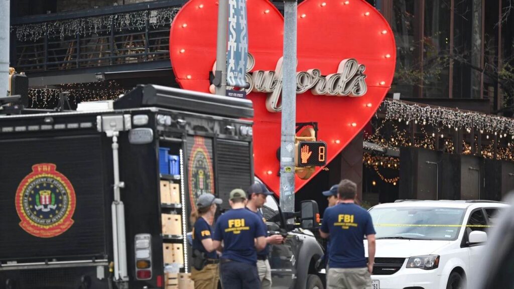 Agentes de policía y FBI acordonan zona del tiroteo en la Sexta Calle de Austin, Texas