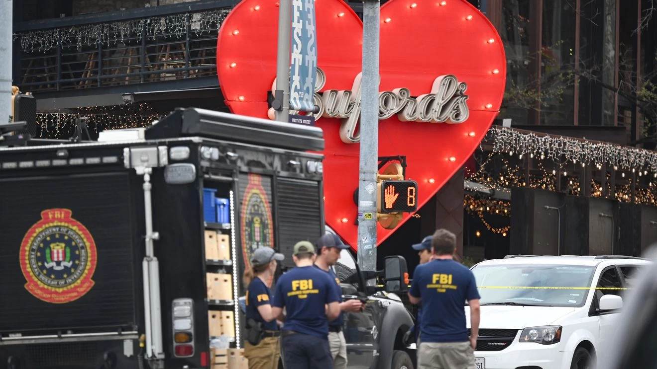 Agentes de policía y FBI acordonan zona del tiroteo en la Sexta Calle de Austin, Texas