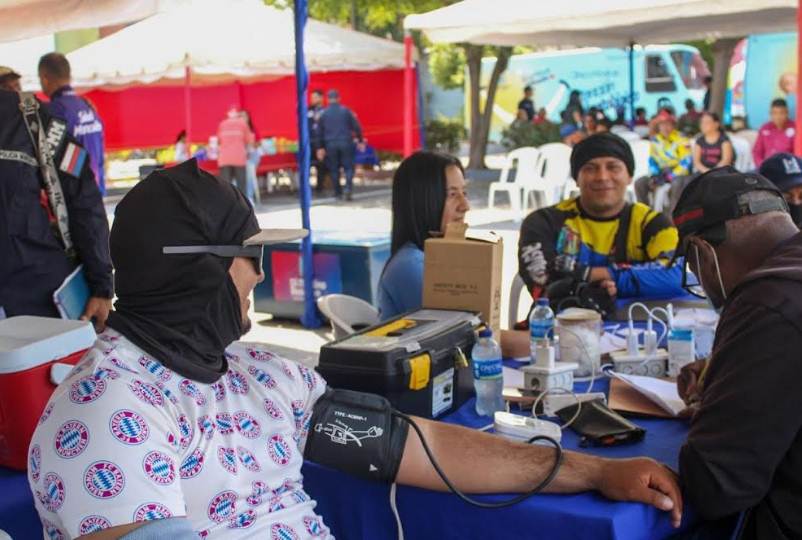 Entrega de ayudas técnicas y atención médica a transportistas en la Torre Bolívar de Maracaibo