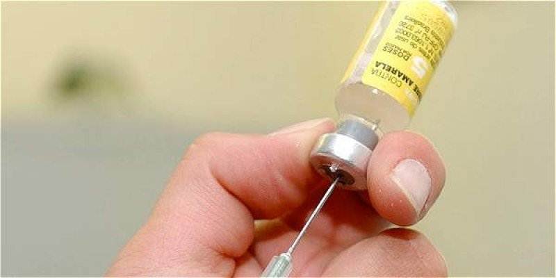 Jornada de vacunación contra la fiebre amarilla en centro de salud público venezolano