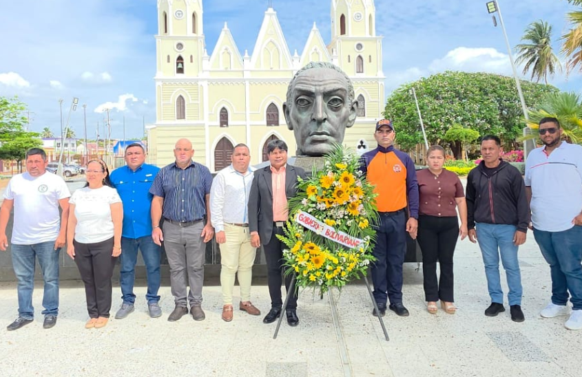 Ofrenda floral de las autoridades de Mara ante el busto de Simón Bolívar en San Rafael de El Moján.