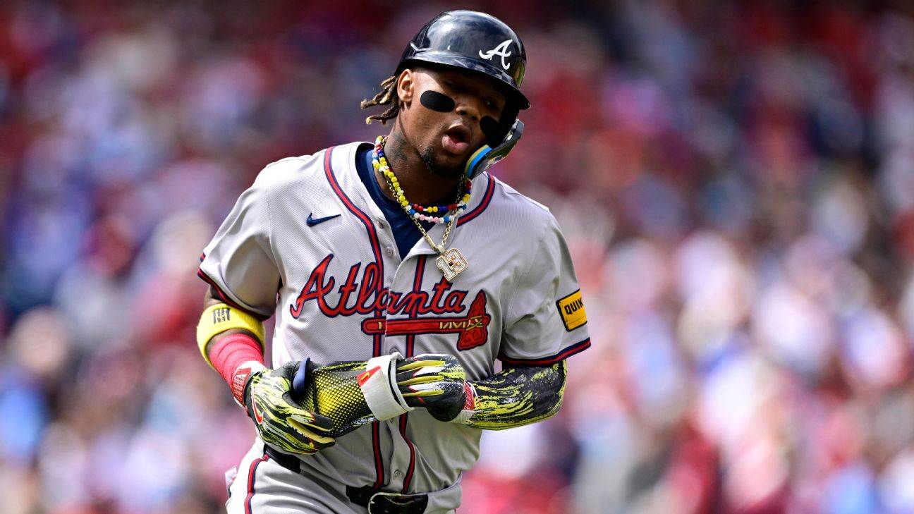Ronald Acuña Jr. bateando con los Bravos de Atlanta en busca de los mil hits