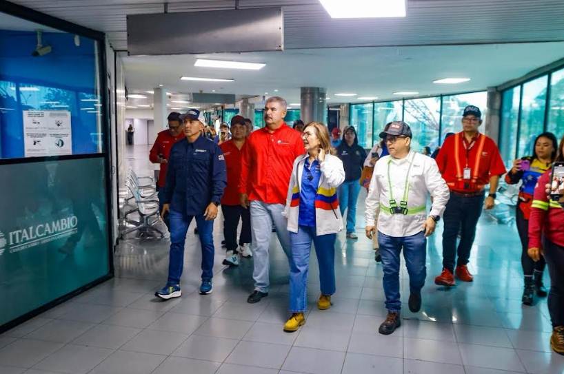 Ministra Jacqueline Farías y Gobernador Luis Caldera recorriendo las instalaciones del Aeropuerto La Chinita