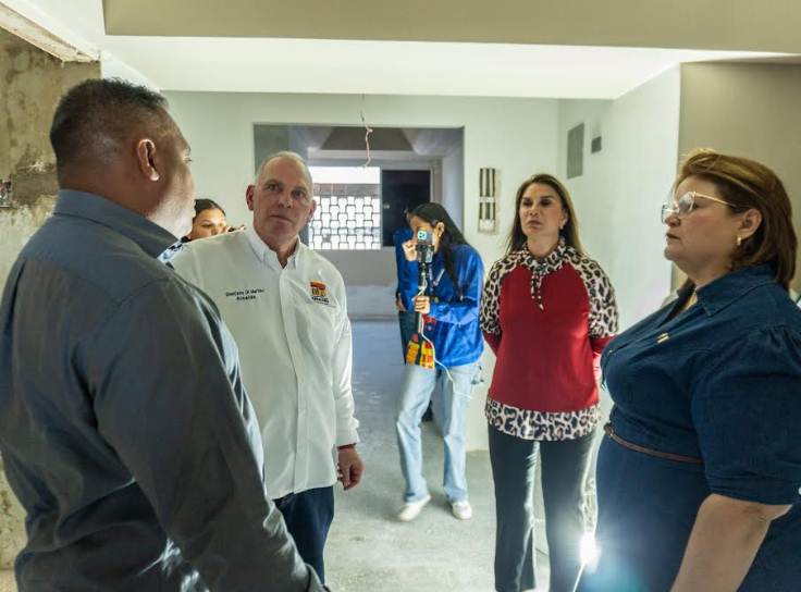 Alcalde Giancarlo Di Martino y concejales de Maracaibo inspeccionando las obras de remodelación del séptimo piso