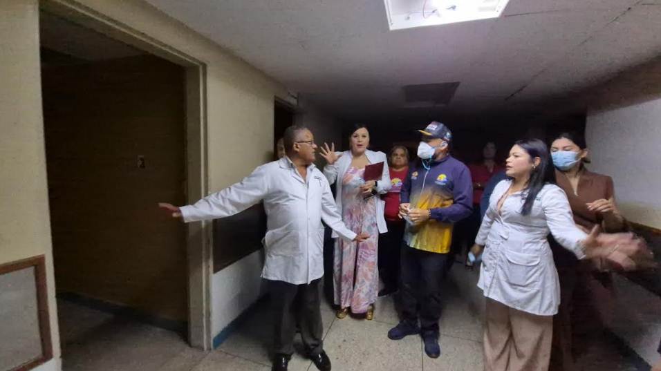 Alcalde Héctor Soto inspecciona obras de climatización en Hospital Materno Infantil de San Francisco