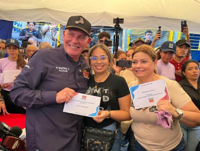 Alcalde Giancarlo Di Martino junto a comerciantes del Callejón de los Pobres en Maracaibo