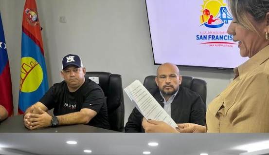 Alcalde Héctor Soto firmando el decreto de la Ventanilla Única junto a industriales