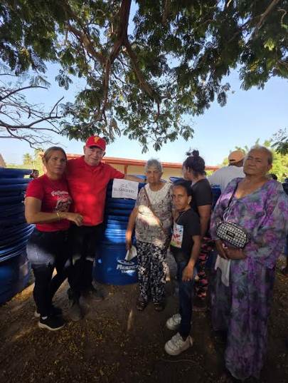 Alcalde Edgar Labarca entregando tanques de agua en la parroquia Luis de Vicente, municipio Mara