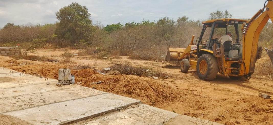 Maquinaria pesada realizando saneamiento de cañadas en el municipio Miranda, Zulia, bajo la gestión de Luselia García